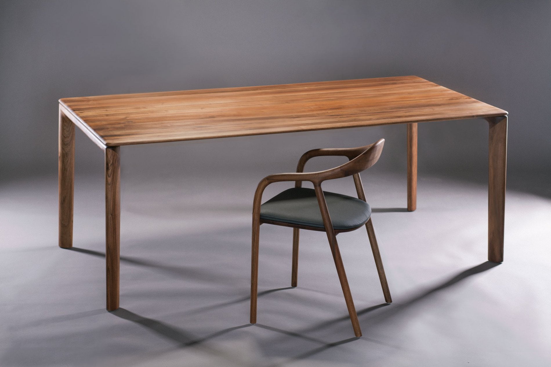 Artisan Neva chair productfoto stoel aan tafel