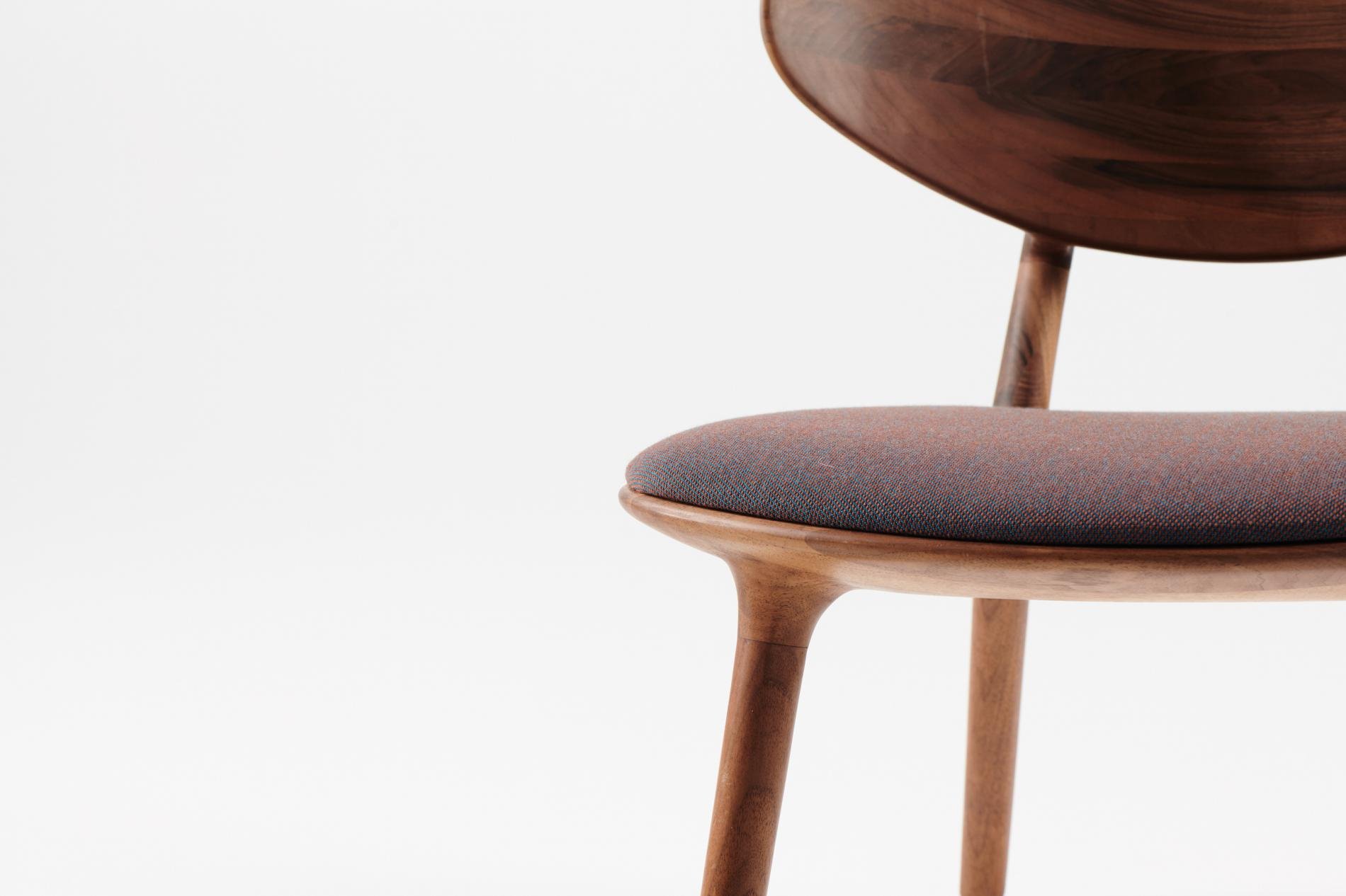 Artisan Wu lounge chair product foto detail hout zitting stof