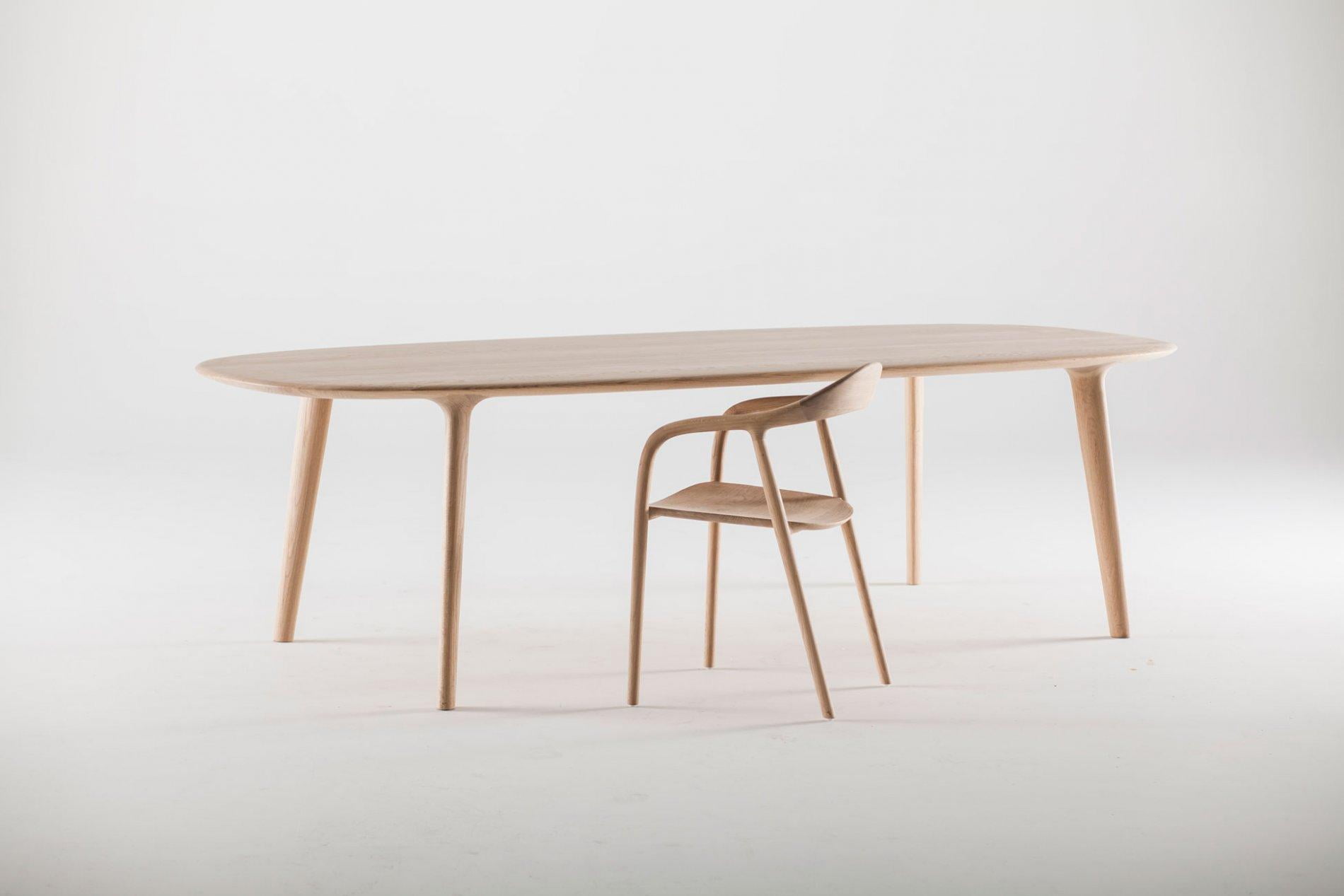 Artisan Neva chair productfoto houten zitting aan tafel