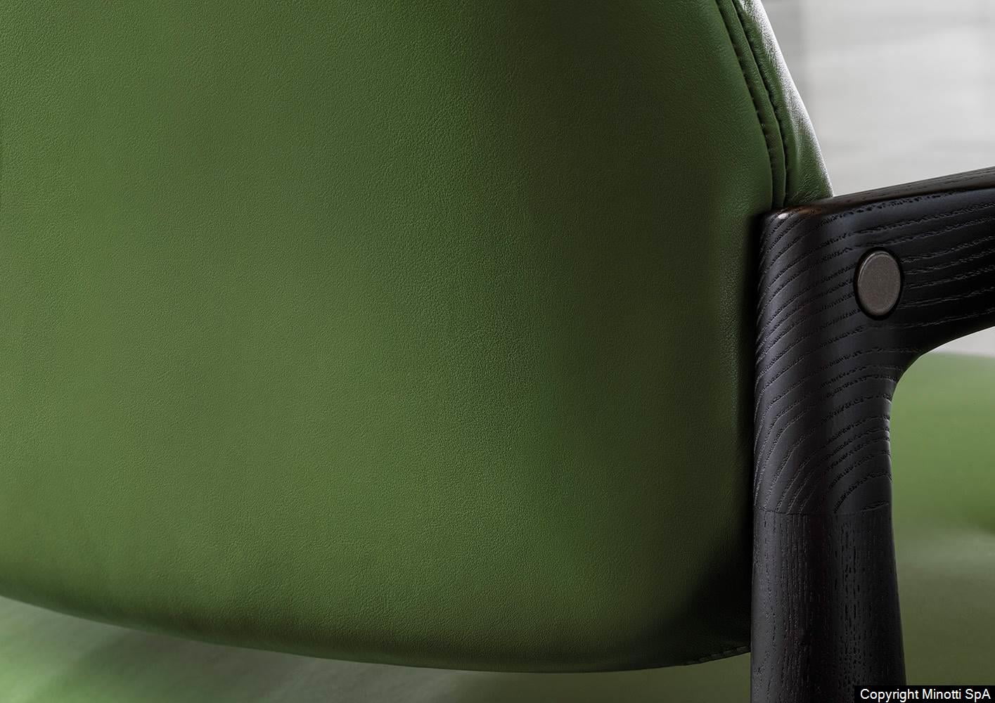 Minotti Yoko fauteuil detailfoto groen lederen kussens, zwart essenhouten frame