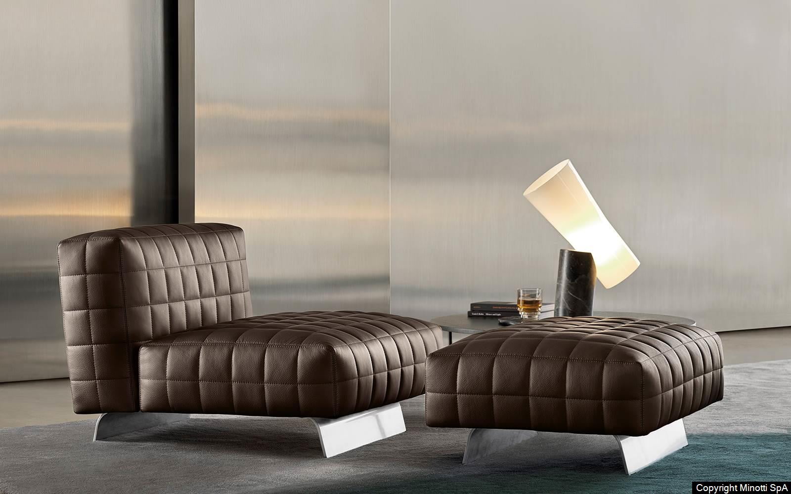 Minotti Twiggy fauteuil en voetenbank in donkerbruin Aspen leer sfeerfoto
