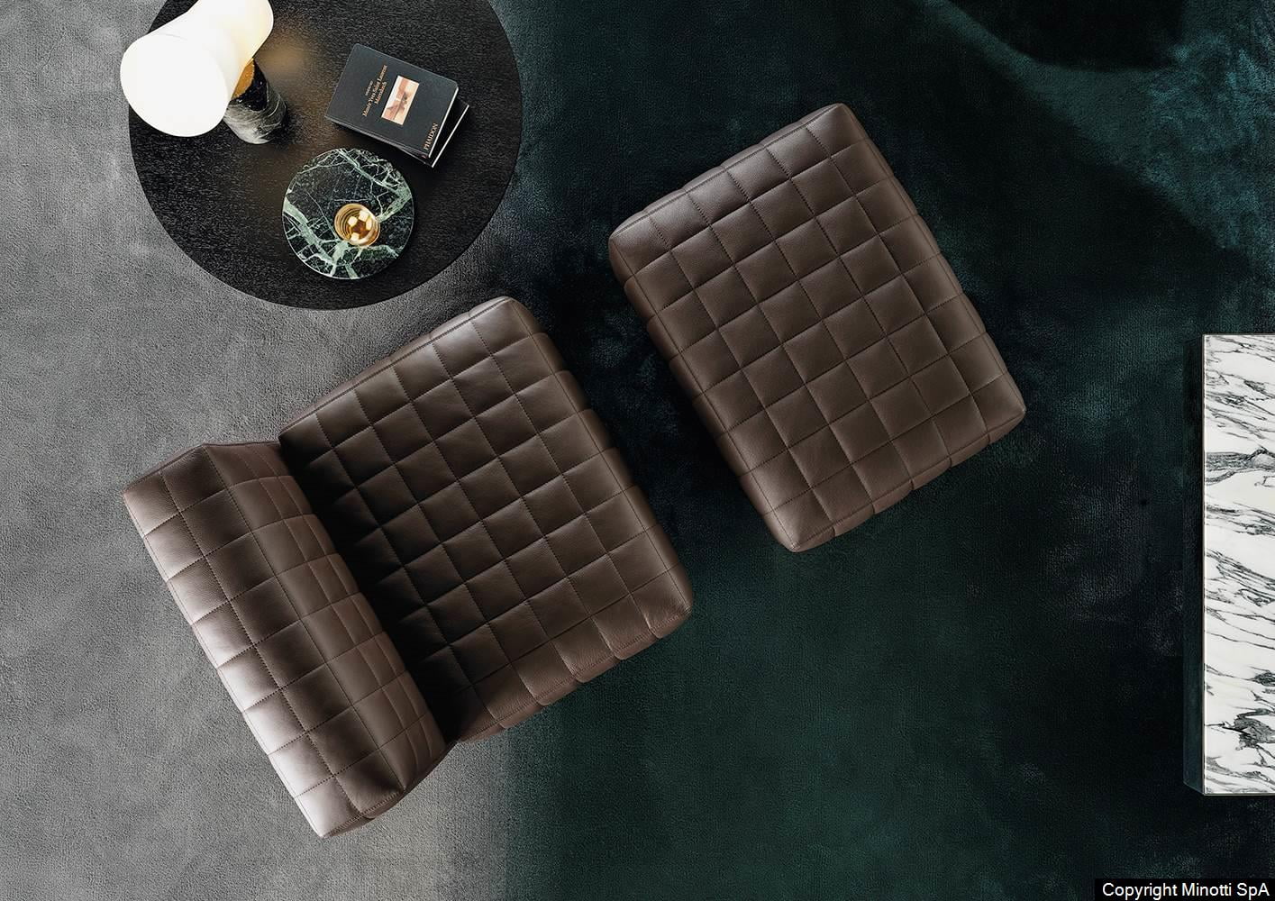 Minotti Twiggy fauteuil en voetenbank in donkerbruin Aspen leer bovenaanzicht