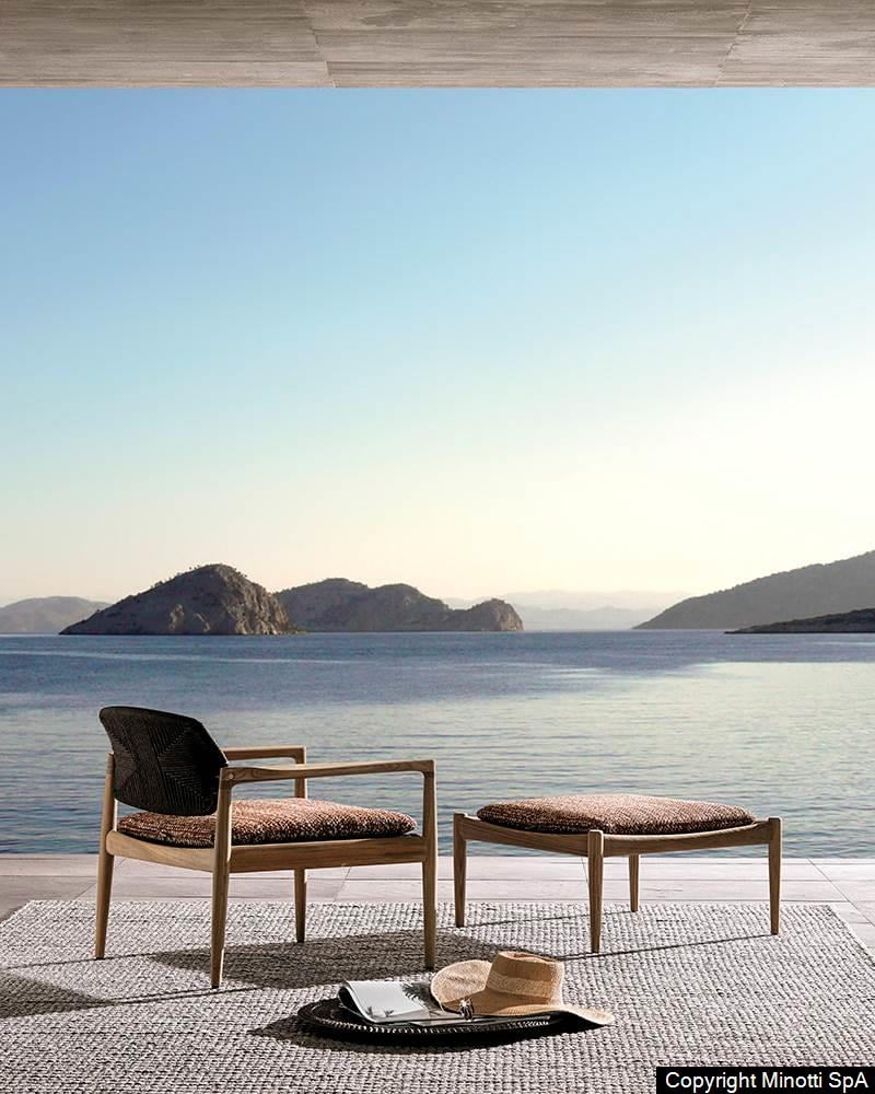Minotti Yoko Cord outdoor fauteuil met voetenbank sfeerfoto terras horizon