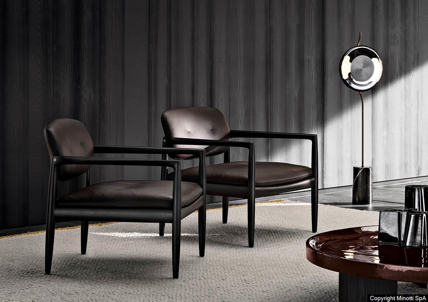 Minotti Yoko fauteuil + voetenbank vrijstaande foto