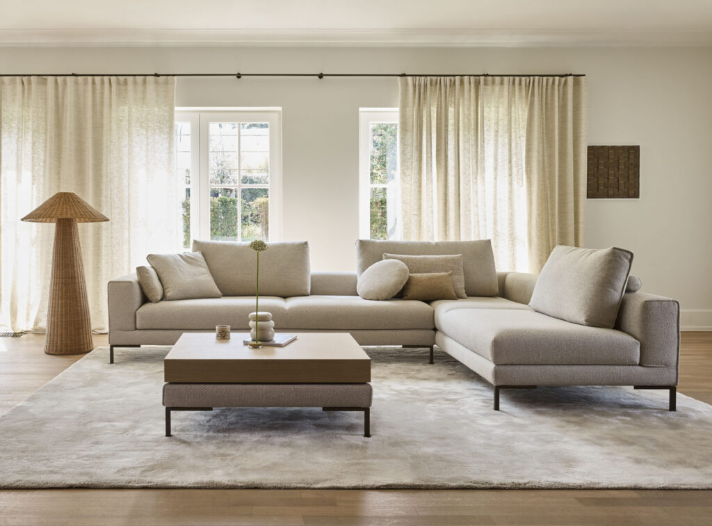 Design On Stock Aikon Lounge bank '24 interieur sfeerfoto lichte tinten