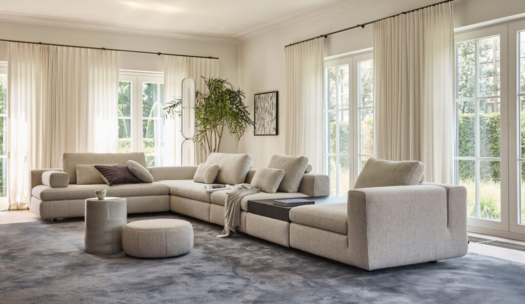 Design On Stock Villaz lichte bekleding interieur sfeerfoto opstelling met tafel tussen bank