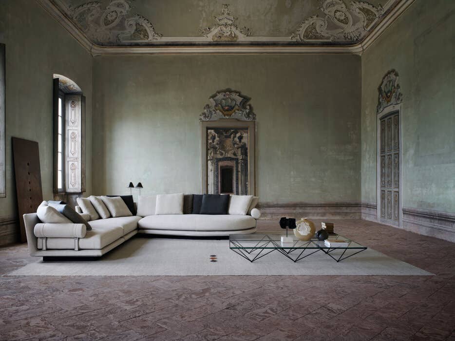 B&B Italia Noonu sofa sfeerfoto in klassiek interieur