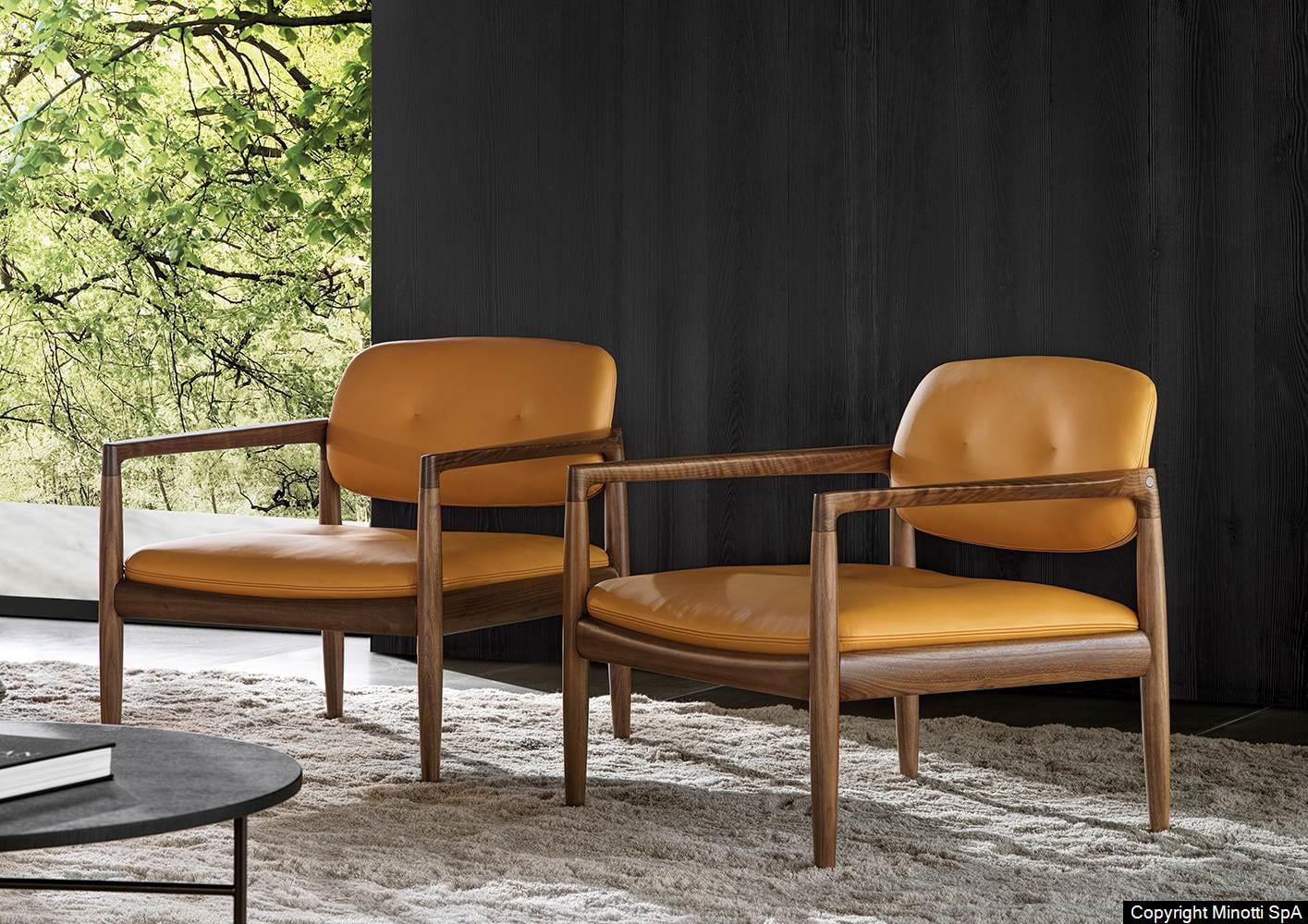 2 Minotti Yoko fauteuils, oranje Aspen leer, frame in notenhout canaletto