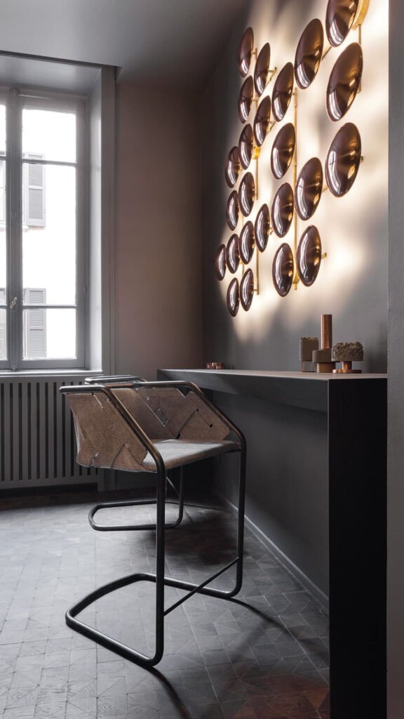 Henge K-Table sfeerfoto interieur met stoel en henge wall clips lamp