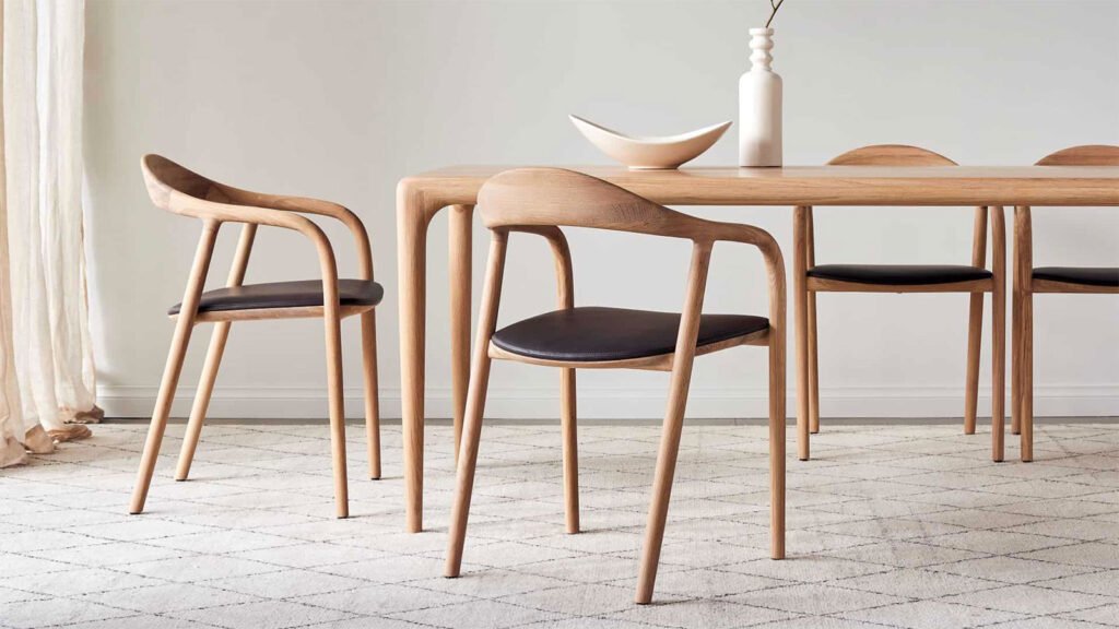 Artisan Neva chair productfoto stoelen aan tafel lederen zitting