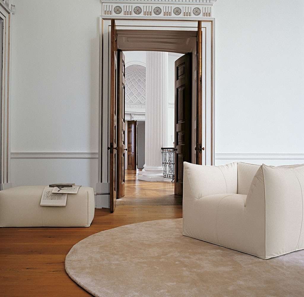 B&B Italia Le Bambole witte fauteuil in authentiek interieur.