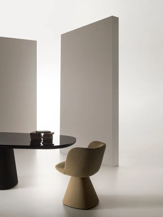 B&B Italia Flair O' eetkamerstoel sfeerfoto aan zwarte eettafel