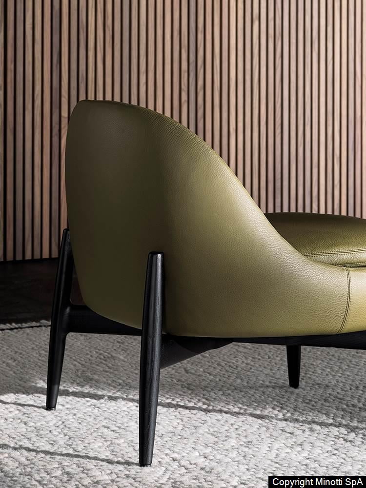 Minotti Sendai fauteuil in groen leder, gezien vanaf de rug. Onderstel zwart essenhout