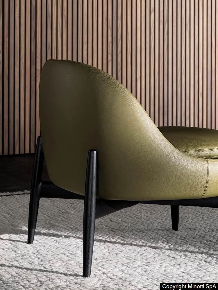 Minotti Sendai fauteuil in groen leder, gezien vanaf de rug. Onderstel zwart essenhout