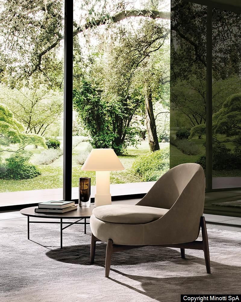 Minotti Sendai fauteuil nabuk leder beige voor raam met uitzicht