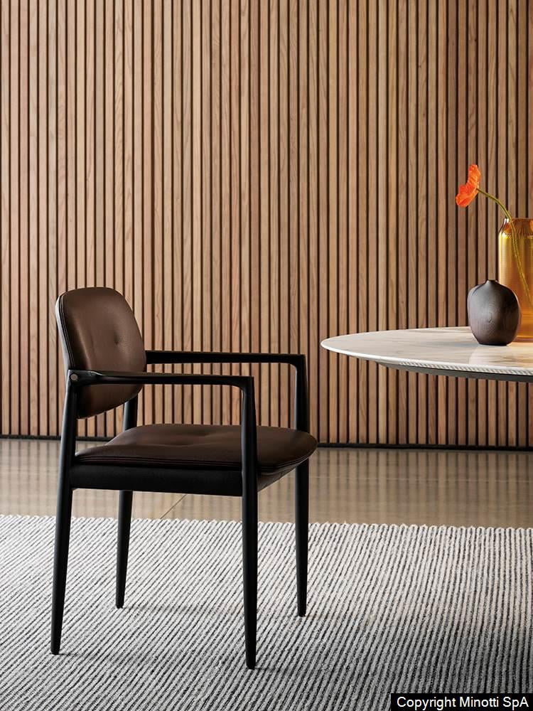 Minotti Yoko eetkamerstoel/ zwart frame, bruin Asen lederen zitting, lattenwand op achtergrond