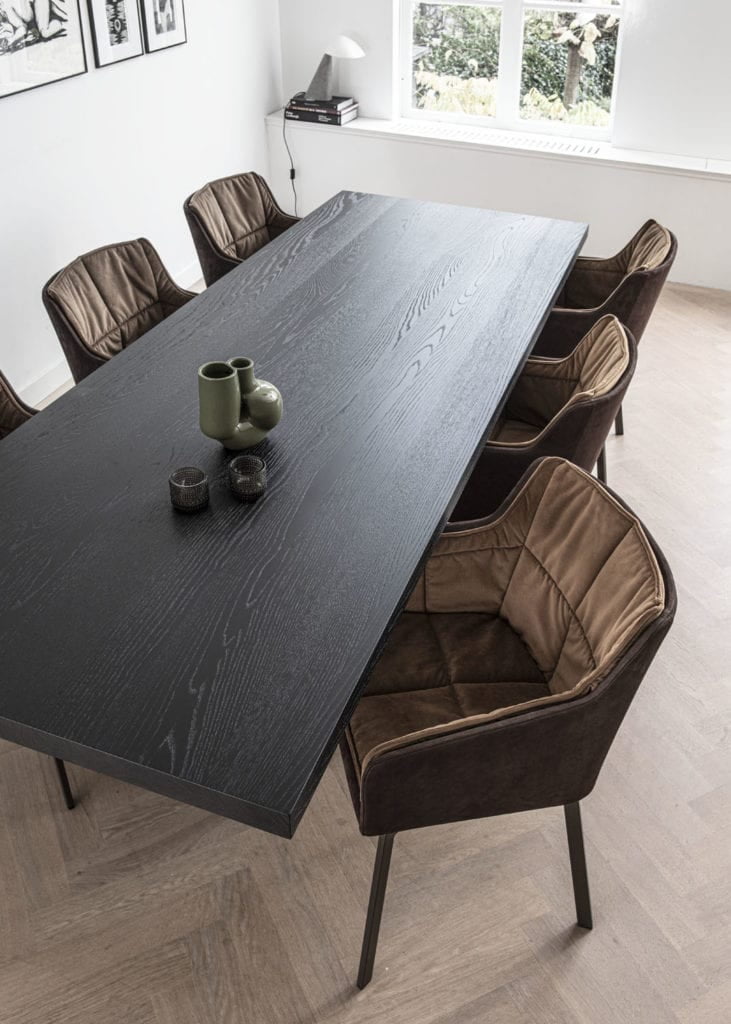 Qliv T2 tafel sfeer foto interieur zwart