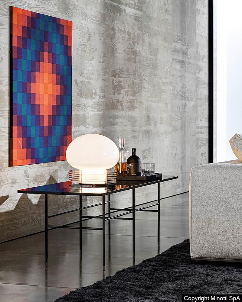 Minotti Lelong sidetable gedecoreerd tegen wand beton