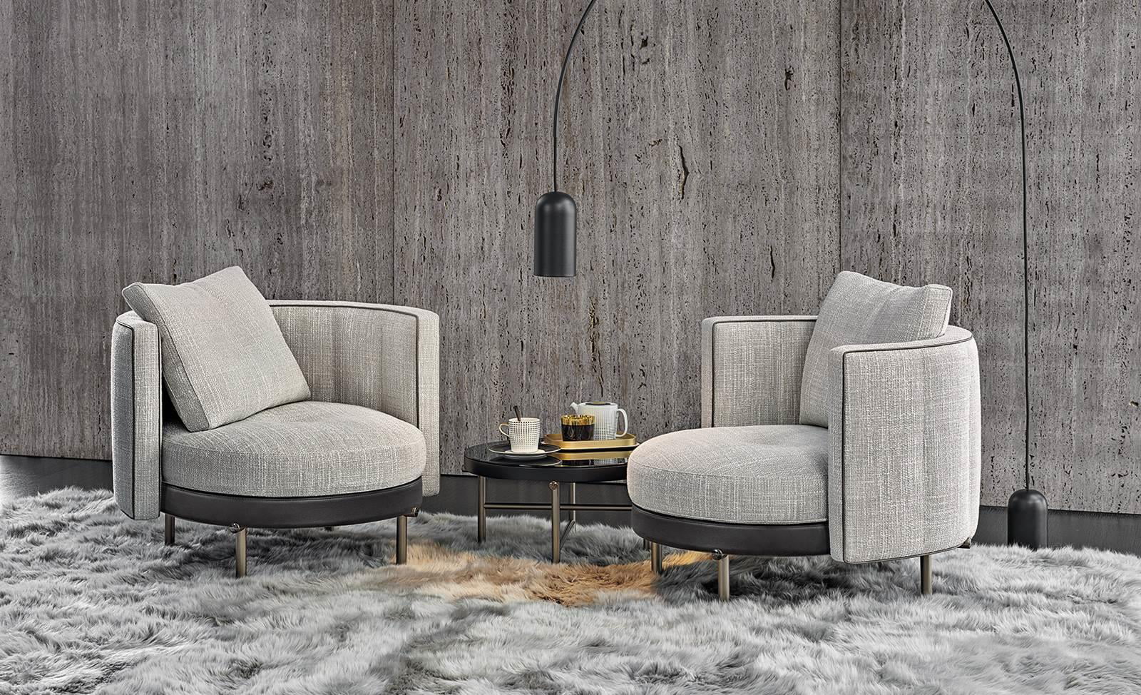 Minotti Torii design fauteuils due in lichte stof met donker lederen onderkant. geplaatst op vloerkleed