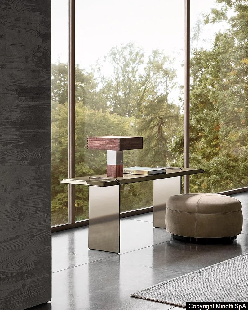 Minotti Tuffet poef sfeer interieur foto voor raam groen leder