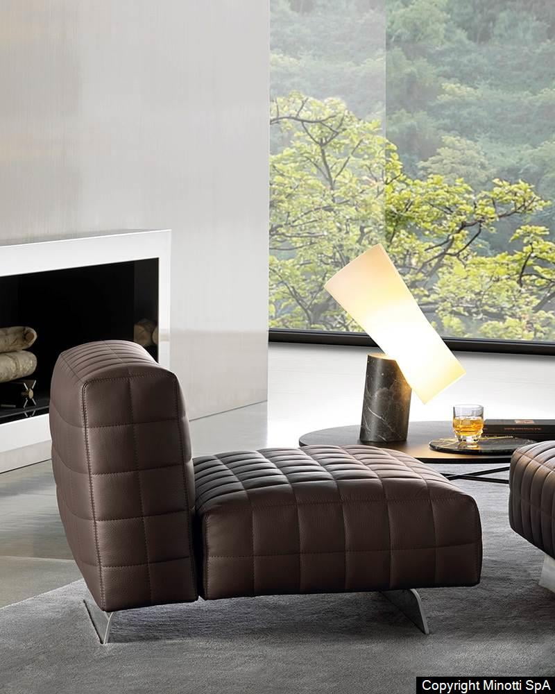 Minotti Twiggy fauteuil en voetenbank in donkerbruin Aspen leer