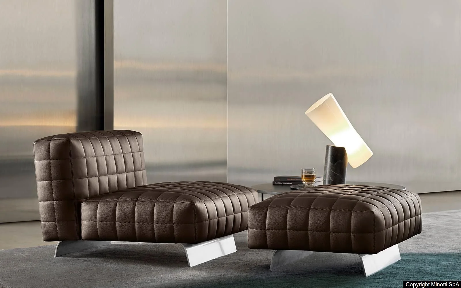 Minotti Twiggy fauteuil en voetenbank in donkerbruin Aspen leer sfeerfoto