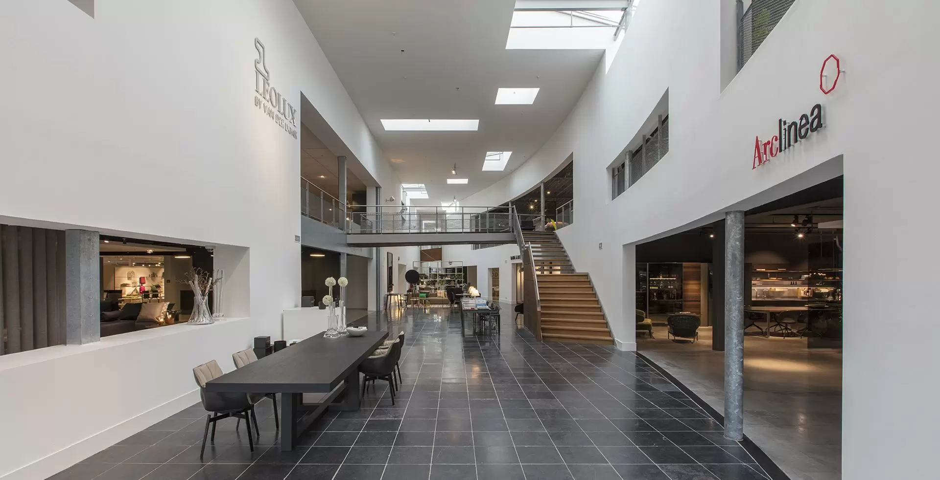 Afbeelding hal showroom Van der Donk interieur: 10.000 m2 Luxe Wonen & Design