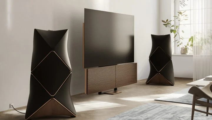B&O Harmony televisie in kleur brons met eikenhouten speaker