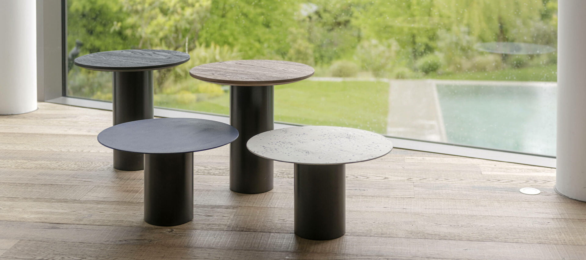 Cappellini bijzettafels 3 stuks op eikenhouten vloer met. Cappellini merken header.