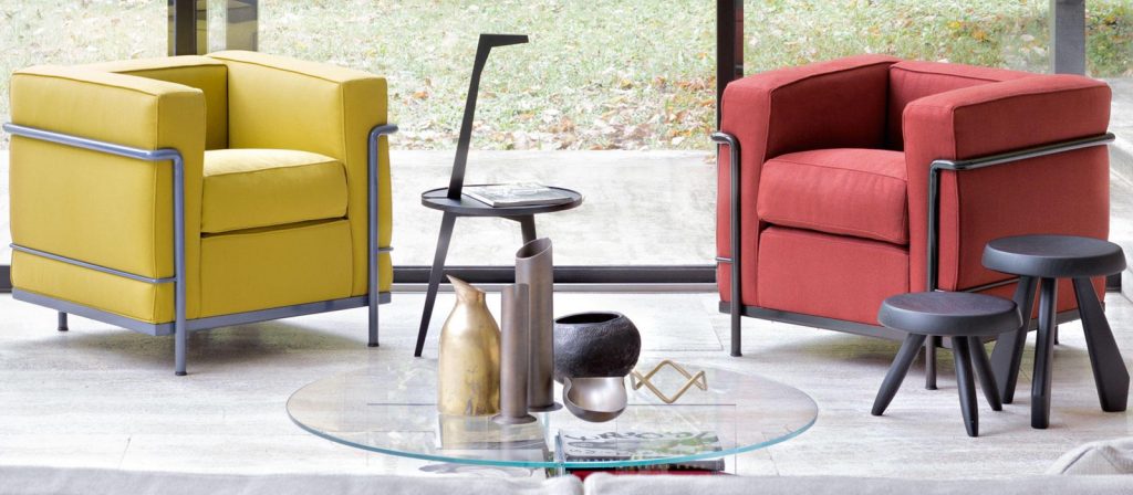 Cassina LC2 fauteuils als set, links in kleur geel, rechts in kleur rood