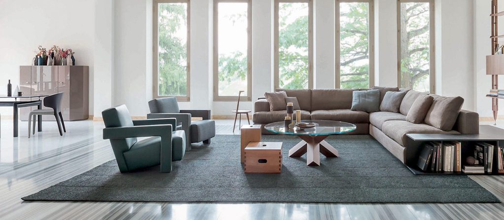 Cassina Utrecht fauteuils als set tijdloze design fauteuils in blauwe stof gecombineerd met Cassina Milou bank