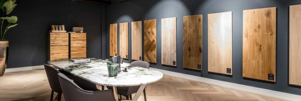 Showroom de Eikenkamer in Gorinchem bij Van der Donk interieur. Verschillende vloerstalen zichtbaar op de foto