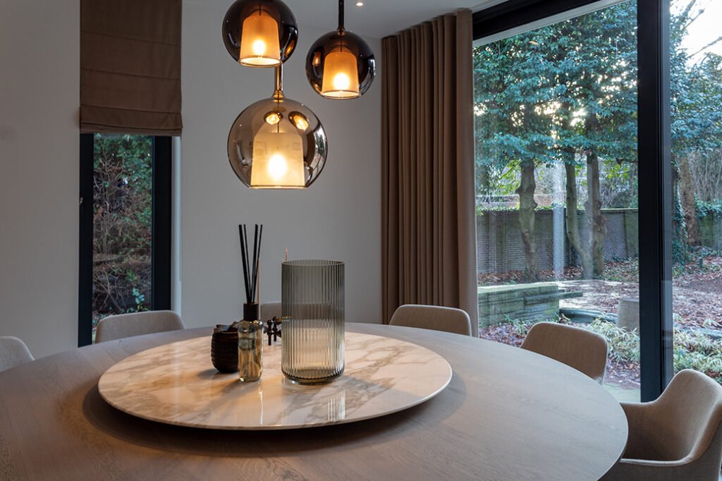 Penta Glo lamp hanglampen maatwerk tafel Van der Donk interieur Flexform Leda stoelen