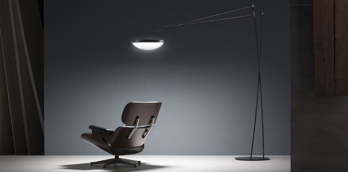 Prandina lamp in combinatie met Eames Lounge chair
