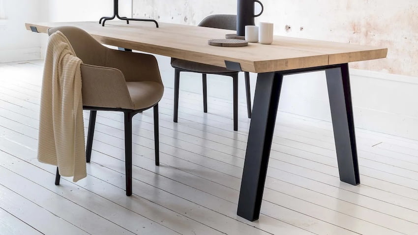 Qlive Side to Side tafel op witte vloer met Softshell stoelen van Vitra kopie