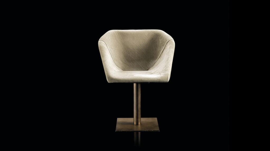 Henge Hexagon chair product foto op zwart