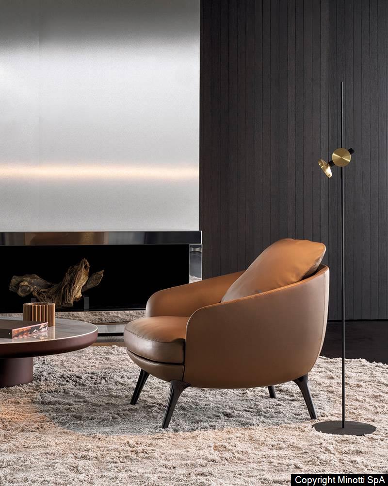 Minotti Raphael fauteuil interieur sfeerfoto bij haard lederen bekleding