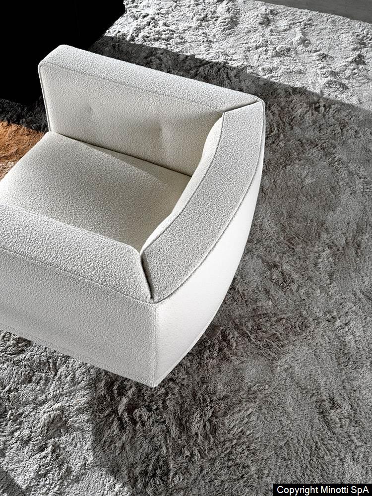 Minotti Sally fauteuil sfeerfoto lichte stoffering