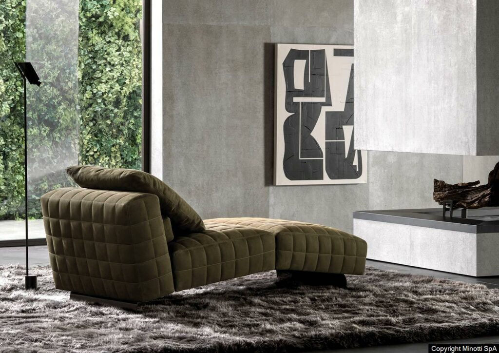 Minotti Twiggy Dormeuse interieur sfeerfoto bij haard op vloerkleed met leeslamp