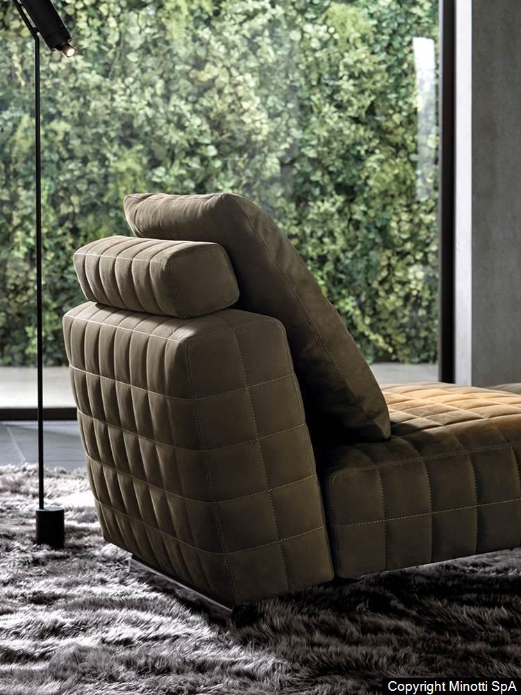 Minotti Twiggy Dormeuse sfeerfoto achterzijde op vloerkleed met leeslamp