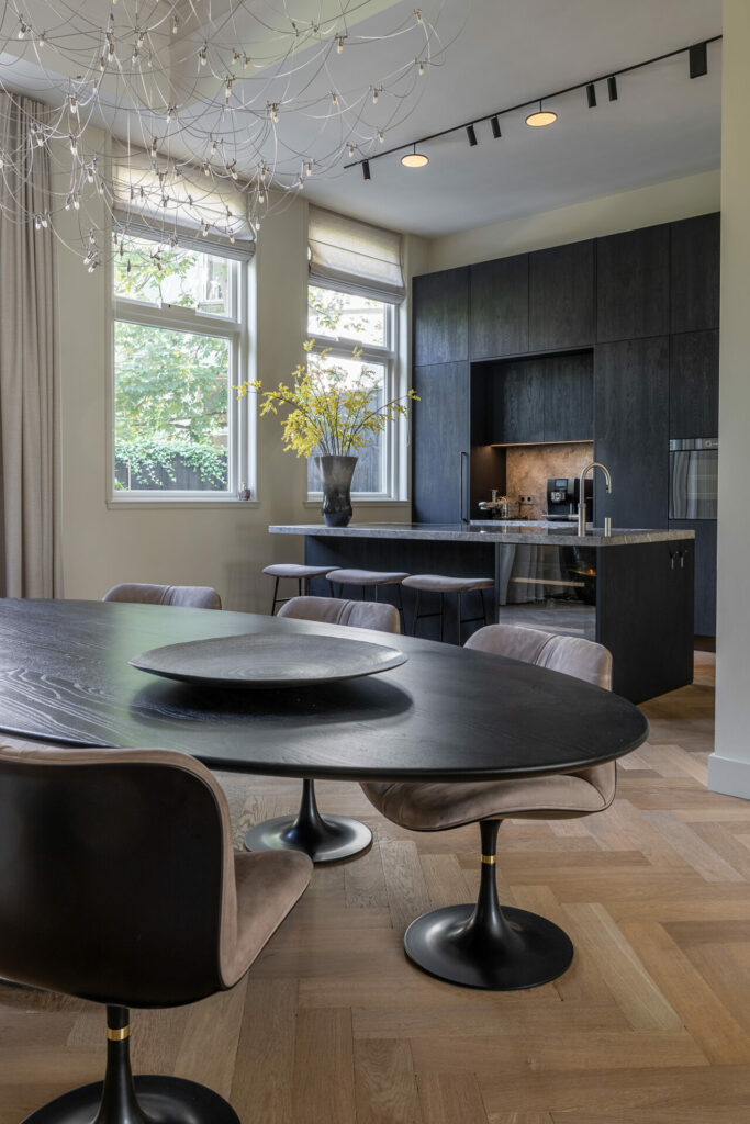 Interieur project Van der Donk keuken arclinea Marilyn stoel eettafel ovaal Q2 lamp