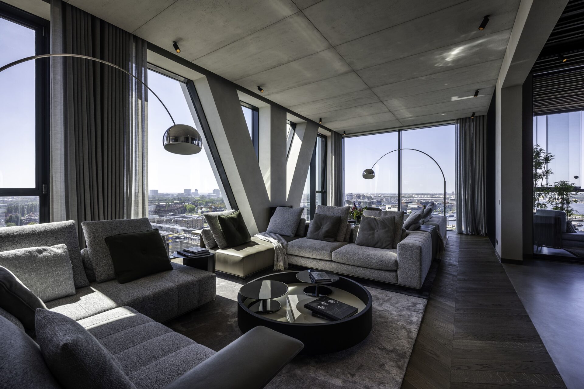Interieur ontwerp Living Amsterdam. Minotti Freeman opstelling