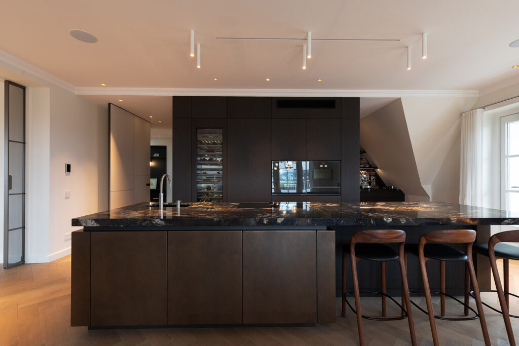 Kust appartement Noord-Holland interieur sfeer foto keuken met krukken van Artisan