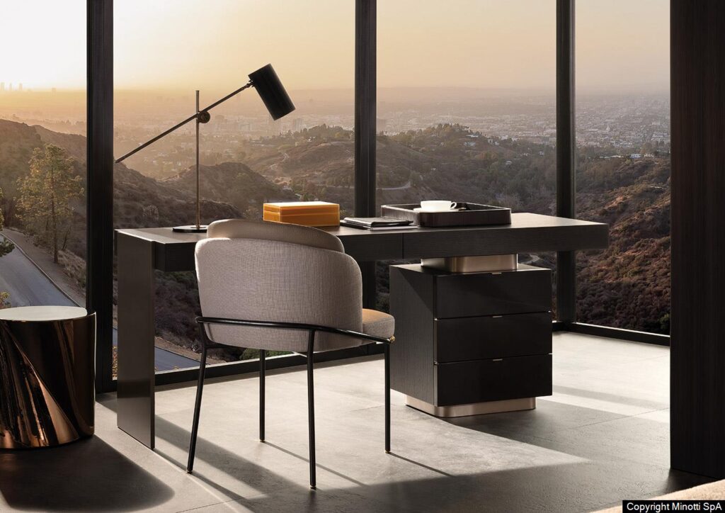 Minotti Carson Writing Desk interieur sfeerfoto met uitzicht