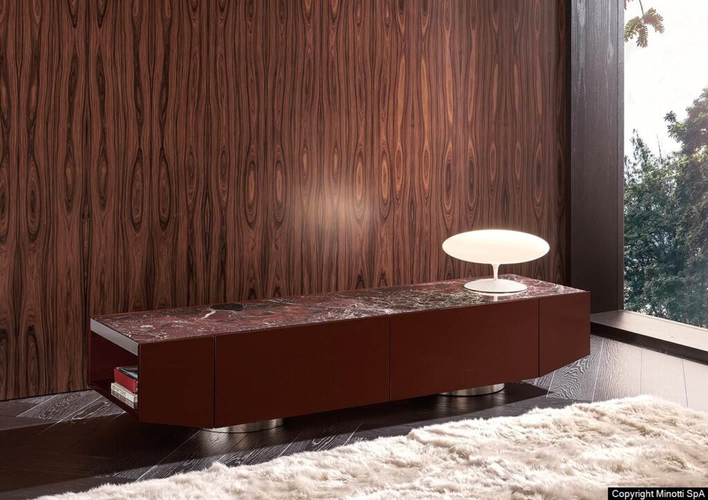 Minotti Jason dressoir gelakt Bordeaux marmer interieur sfeerfoto