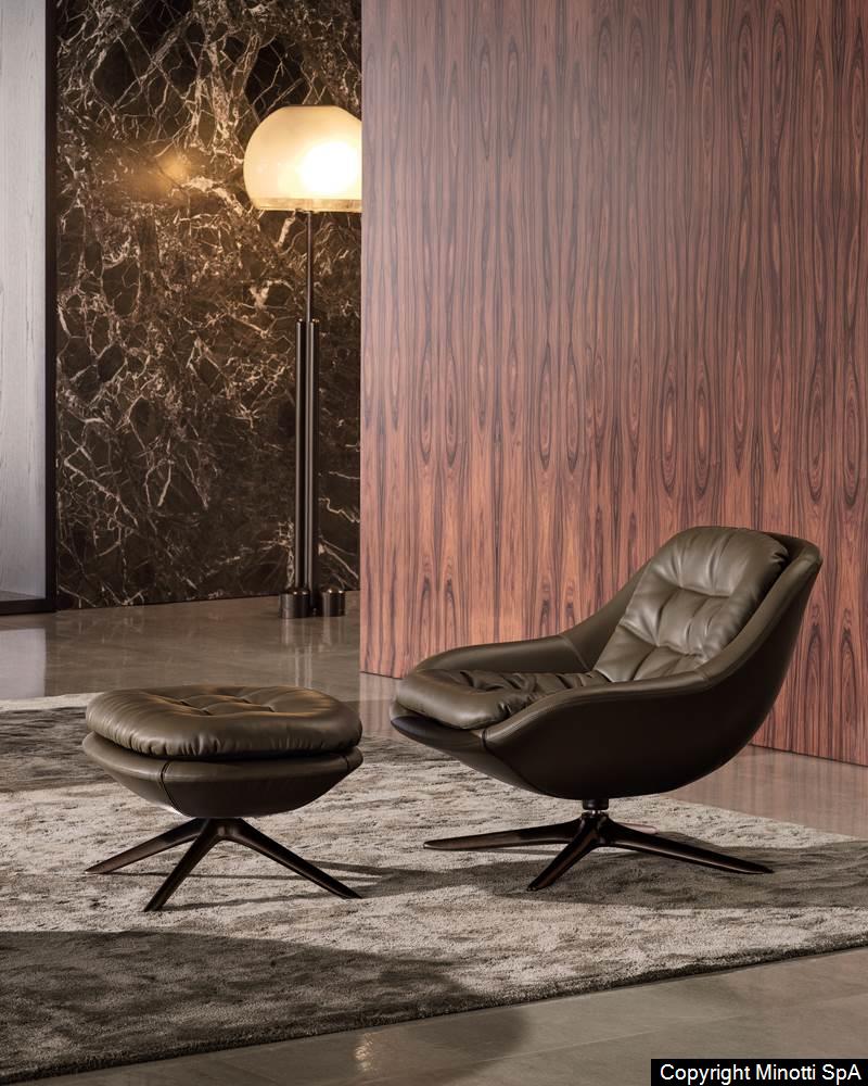Minotti Kendall fauteuil interieur sfeerfoto tegen houten achterwand