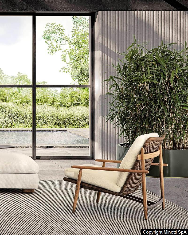 Minotti Trio outdoor fauteuil sfeerfoto