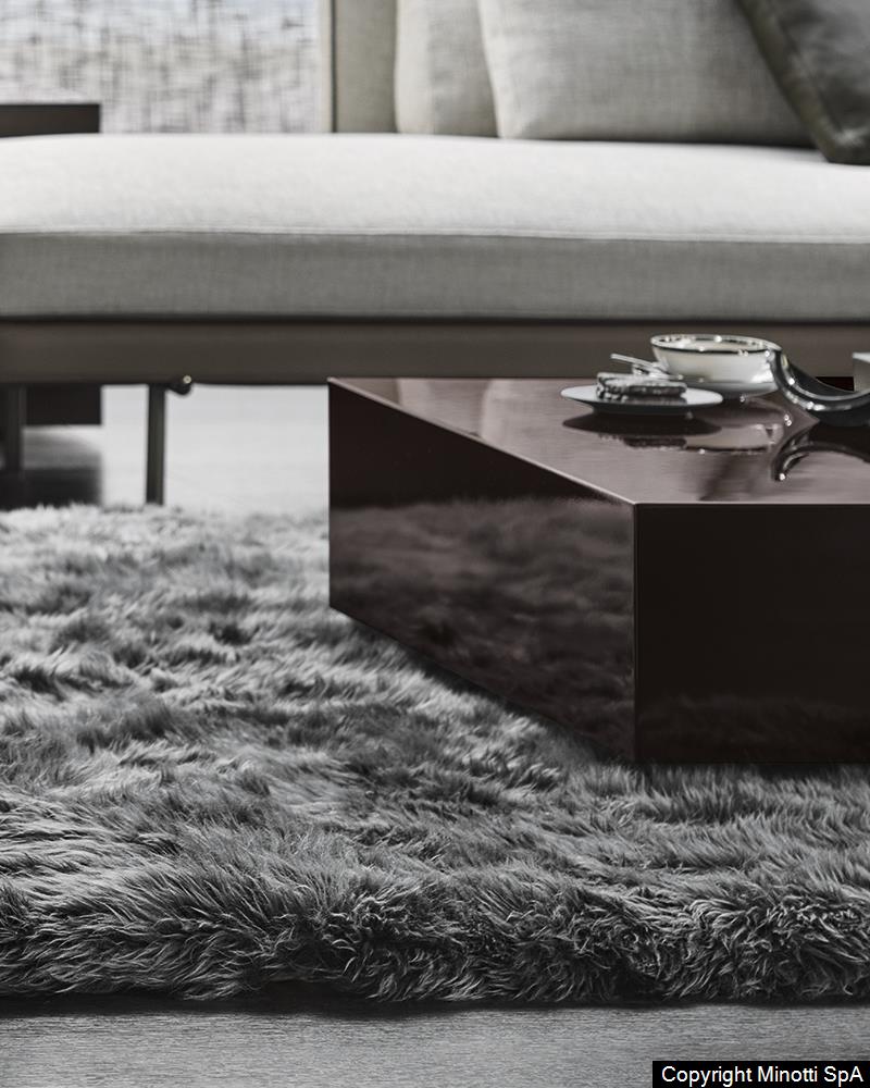 Minotti Alps vloerkleed grijs sfeerfoto met kubus salontafel