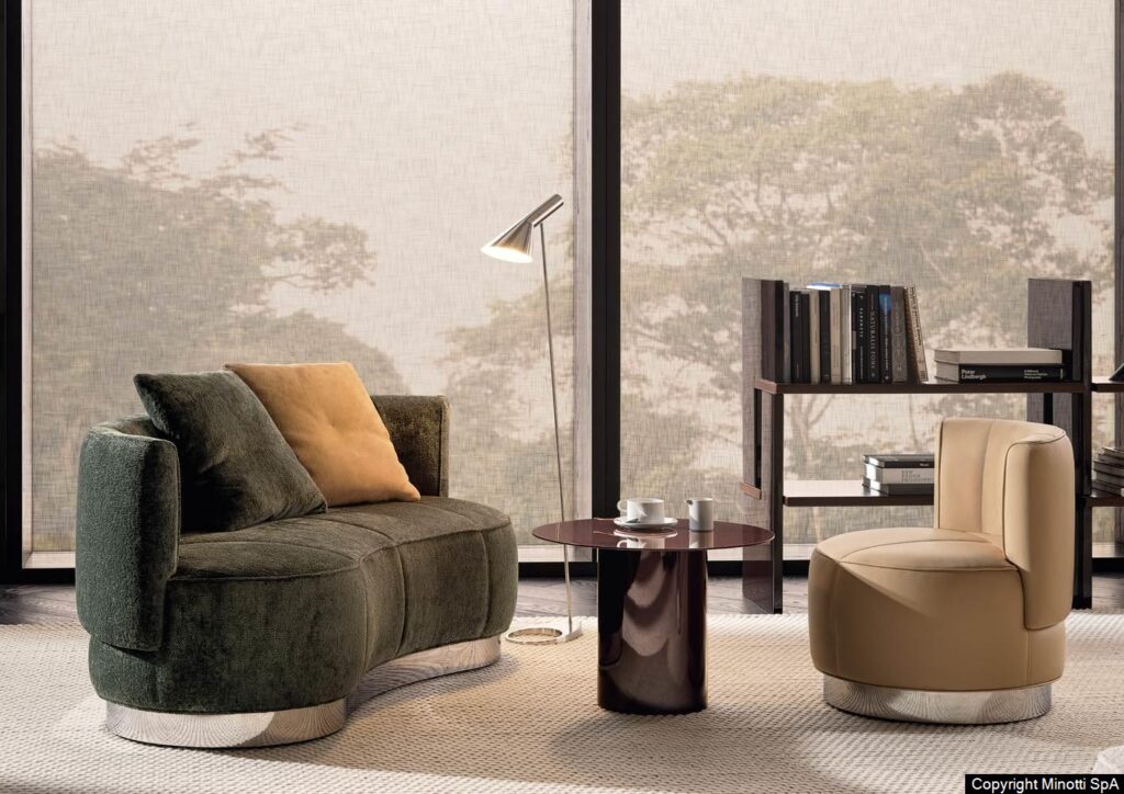 Minotti Yves Round stoffering in groen fluweel interieur sfeerfoto