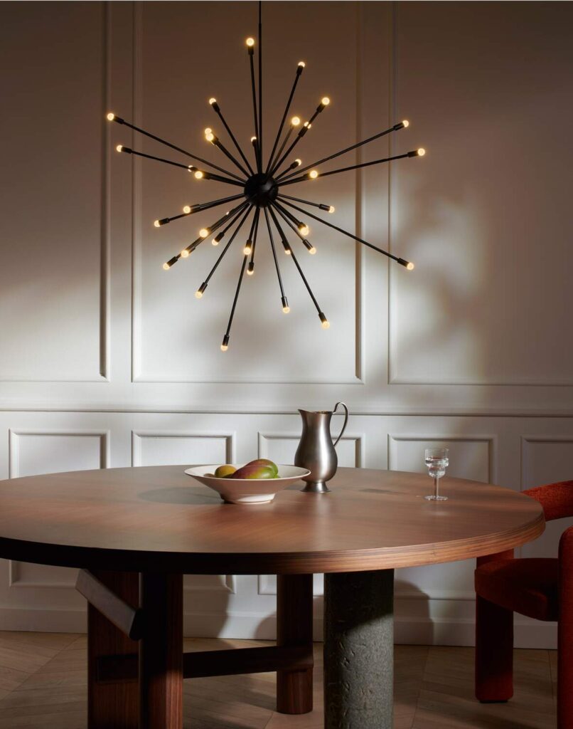 Cassina Galaxy sfeerfoto hanglamp boven tafel